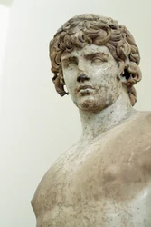 Antinous, Pariaans marmeren standbeeld, uit de tempel van Apollo in Delphi, Griekenland, Romeinse beschaving, 2e eeuw na Christus (detail)