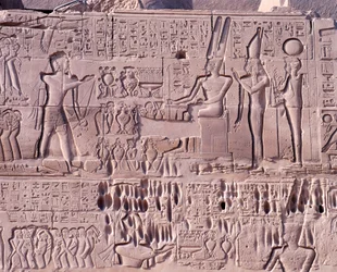 Egypte, Oud Thebe, Luxor, Karnak Tempelcomplex, Heiligdom van Amon-Re, Grote Hypostyle Hal, Noordmuur, Reliëf met oorlogsscènes van Seti I in Syrië en Palestina, detail met offers aan goden
