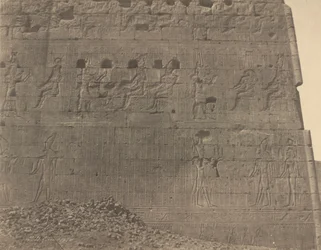 Edfu-sculpturen en inscripties op oosters gezicht,1854 (foto)