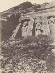 Ibsamboul. Speos van Hathor, linkerzijde van de gevel