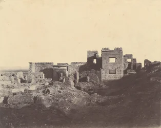 Médinet Habou. Gezicht vanaf de ingang van het Paleis van Ramsès Méiamoun