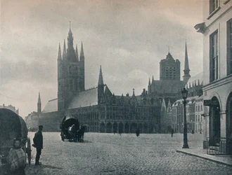 Het Stadhuis en Lakenhal, Ieper, België, c1900 1914-1915