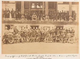 Officieren en mannen van de brigade van brigadegeneraal Gough in het plein van het paleis van Shah Shujah, 1880