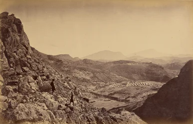 Zicht van iets onder het Fort, met Sunga van waaruit de Vijand een zeer intimiderend vuur hield op de oprukkende colonnes.