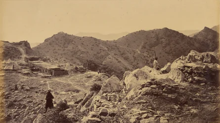 Gezicht op de westelijke muur van het fort, met de rechterhoek van het bastion en de positie van de drie kegelvormige pieken die de rechterverdediging van de vijand vormen, met de hele linie van Sunga
