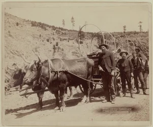 1889 - Goudzoekers op weg naar de goudvelden (z/w foto)
