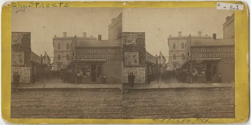 Uitzicht op de John R. Walsh tijdschriftenwinkel aan Madison Street, Chicago met het postkantoor op de achtergrond, 1869