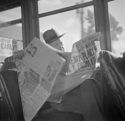 Oorlogsnieuws lezen aan boord van een tram in San Francisco