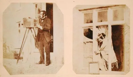 Zelfportret links en Emma Thomasina Llewelyn (1808-81) die een papieren negatief in de zon afdrukt rechts
