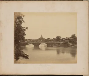 Een brug in Srinaggar over de Jhelum