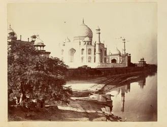 [Taj Mahal vanaf de oevers van de rivier Yamuna].