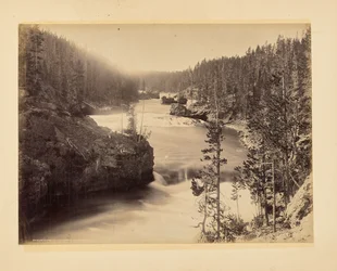 Stroomversnellingen van de Yellowstone boven de watervallen