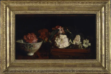 Bloemen in Japanse Schaal op Mahoniehouten Tafel