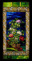 Venster: Pioenen in de wind, mogelijk
1889/bewerkt in 1908 Glas in lood met koperfolie)