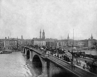 Londen brug gebouwd in 1831 over de Theems in Londen, ca. 1900 (zw/w foto)