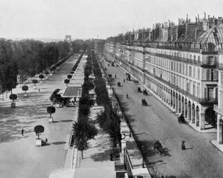 Rue de Rivoli in Parijs, links de Tuilerieëntuin, op de achtergrond de Arc de Triomphe, ca. 1900