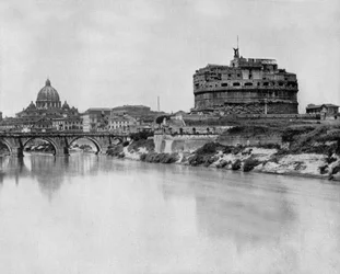 San Angelo kasteel en brug over de Tiber rivier, op de achtergrond: basiliek Sint-Pieter in Rome