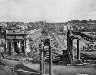 Het Forum Romanum met ruïnes van antieke monumenten: boog van Septimius Severus (l.), zuilen van de Tempel van Saturnus (r.) en zuilen van de Tempel van Vespasianus (m., voorgrond)