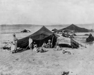 Kamp in de Sahara-woestijn, Afrika (zwart-wit foto)