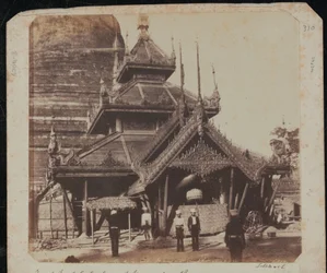 Noordoostelijk uitzicht op de Grote Pagode in Prome (Pyay)
