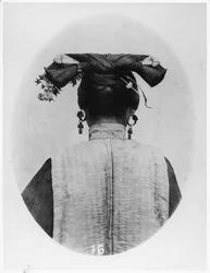 Achteraanzicht van Coiffure van getrouwde Manchu matrone, c.1867-72