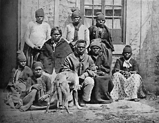 Een groep van enkele van de laatste Tasmaniërs in Europese kleding, 1902
