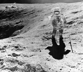 Charles Duke verzamelt monsters op de Descartes-landingsplaats tijdens de Apollo 16-missie