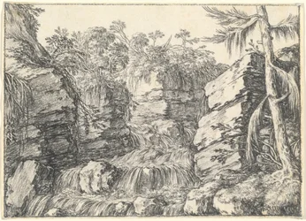 Een waterval tussen rotsachtige kliffen