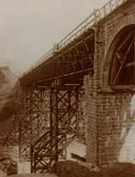 gereconstrueerde brug (zwart-wit foto)