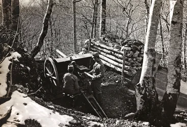 soldaten met kanon (zwart-wit foto)