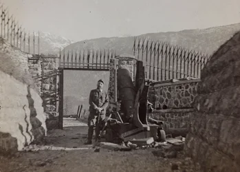 Album "Meine weltkriegs - Erinnerungen Zuid-West Front (Karinthië, Italië, Zuid-Tirol) 31/03/1915-12/11/1918 - Josef Zohles Wenen": soldaat in een fort