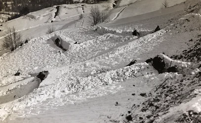 Album "Meine weltkriegs - Erinnerungen South-West Front (Karinthië, Italië, Zuid-Tirol) 31/03/1915-12/11/1918 - Josef Zohles Wenen": loopgraven in de sneeuw