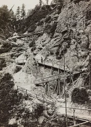 Album "Meine weltkriegs - Erinnerungen South-West Front (Karinthië, Italië, Zuid-Tirol) 31/03/1915-12/11/1918 - Josef Zohles Wien": houten loopbruggen naar de bergen