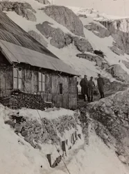 Album "Meine weltkriegs - Erinnerungen South-West Front (Karinthië, Italië, Zuid-Tirol) 31/03/1915-12/11/1918 - Josef Zohles Wien": militaire barak