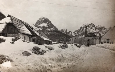 Album "Meine weltkriegs - Erinnerungen South-West Front (Karinthië, Italië, Zuid-Tirol) 31/03/1915-12/11/1918 - Josef Zohles Wien": uitzicht op Cave del Predil
