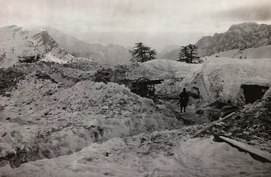 Album "Meine weltkriegs - Erinnerungen South-West Front (Karinthië, Italië, Zuid-Tirol) 31/03/1915-12/11/1918 - Josef Zohles Wien": loopgraven in de sneeuw van de