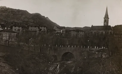 Album "Meine weltkriegs - Erinnerungen South-West Front (Karinthië, Italië, Zuid-Tirol) 31/03/1915-12/11/1918 - Josef Zohles Wien": uitzicht op een dorp in Carnia