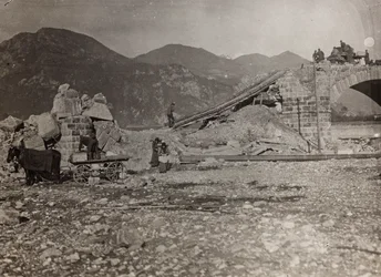 Album "Meine weltkriegs - Erinnerungen Zuidwestfront (Karinthië, Italië, Zuid-Tirol) 31/03/1915-12/11/1918 - Josef Zohles Wien": puin van een brug over de