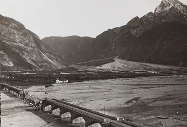 Album "Meine weltkriegs - Erinnerungen Zuidwestfront (Karinthië, Italië, Zuid-Tirol) 31/03/1915-12/11/1918 - Josef Zohles Wien": brug op Tagliamento