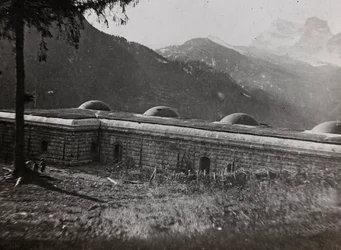 Album "Meine weltkriegs - Erinnerungen South-West Front (Karinthië, Italië, Zuid-Tirol) 31/03/1915-12/11/1918 - Josef Zohles Wien": een Italiaanse vesting
