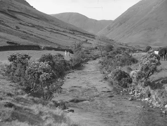 Een beek door het landschap van Wastwater