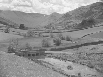 Brug over een rivier omringd door heuvels bij Martindale