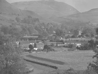 Orton Village gebouwen en kerk; architectuur; religieus; kerkelijk; met de bergen erachter