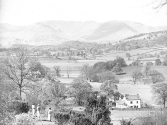 Drie vrouwen staan uit te kijken over een meer in Esthwaite, de bergen op de achtergrond