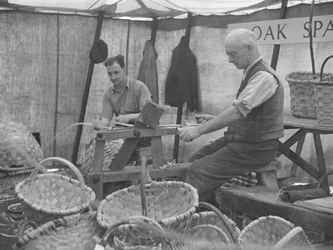 Twee mandenmakers bij merries op een show