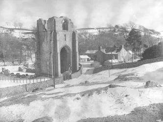Uitzicht op de overblijfselen van Shap Abbey in de winter