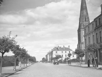 kerk; architectuur; religieus; kerkelijk; en mannen staand rechts van beeld