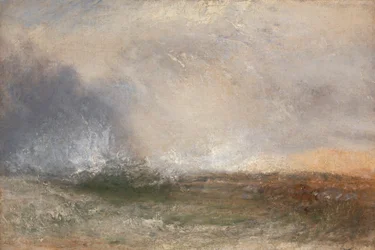 Stormachtige zee die op een kust breekt