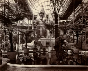 Het Crystal Palace in Londen: interieur van de noordelijke transept, ca. 1870