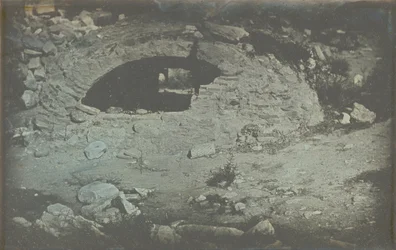 Athènes. T.[emple] de Min.[erve] Poliade (1er plans) / [Cisterneopening aan de voet van het Erectheion, Akropolis, Athene].